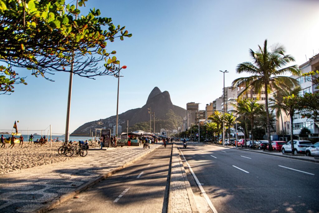 Top 10 des plus belles îles paradisiaques 🌴 View of Ipanema Beach and Dois Irmãos mountain in Rio de Janeiro, Brazil, on a sunny day.